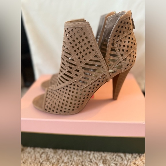 BRAND NEW Vince Camuto Allistan Cutout Peep-Toe Bootie - Picture 4 of 9